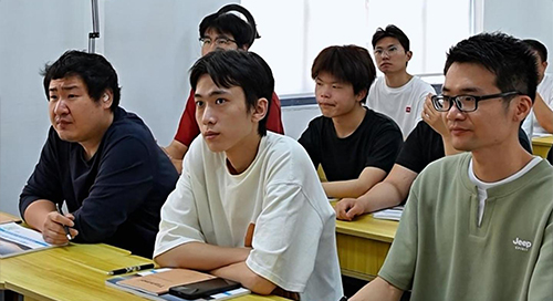 案例 1｜零基础返乡开专业无人机维修店 王同学，31 岁